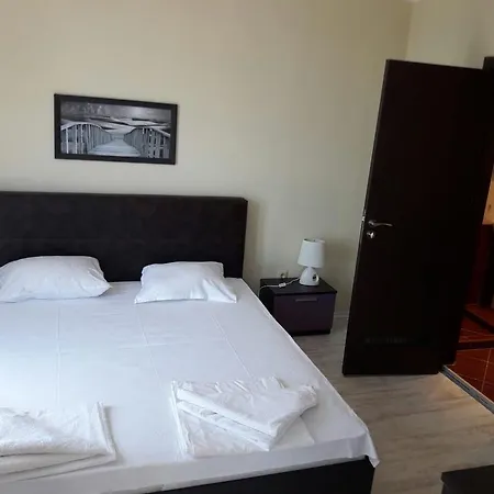 Laguna Aparthotel 2*